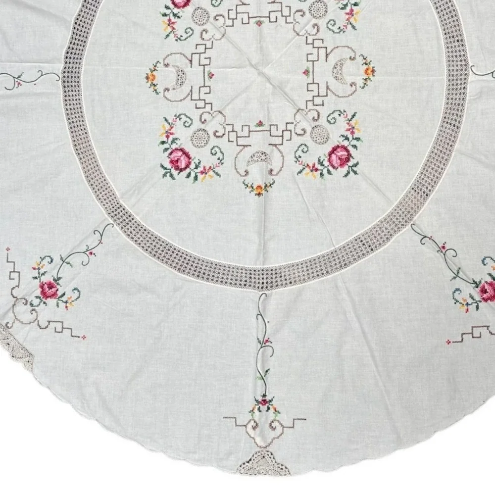 Vintage Round White Hand Embroidered Floral Crochet Lace Tablecloth 64in‎